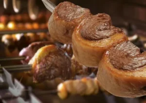 Espeto de picanha suculenta grelhada na brasa em estilo churrasco.